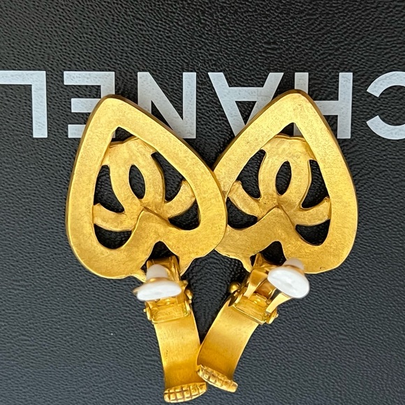 Gorgeous 95P Chanel Vintage Heart CC Dangles in Brushed 24k Gold Clip On - Picture 2 of 3